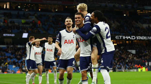 Игрок «Тоттенхэма» Бреннан Джонсон (№ 22) празднует гол с товарищами по команде.