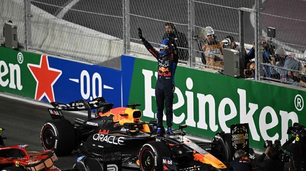 Макс Ферстаппен радуется досрочной победе в чемпионате «Формулы-1» сезона-2024.