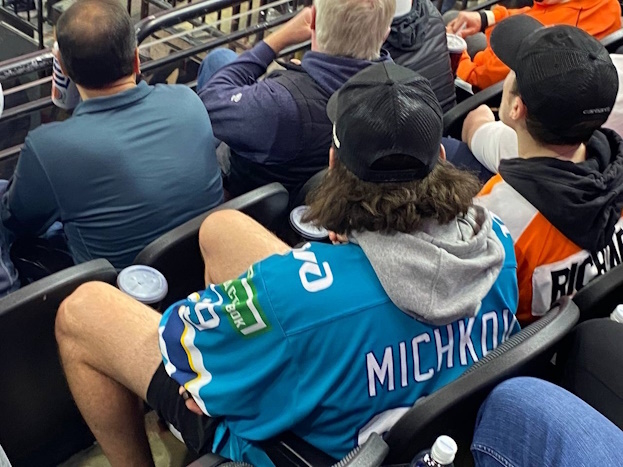Болельщик в джерси «Сочи», в котором играл Матвей Мичков.