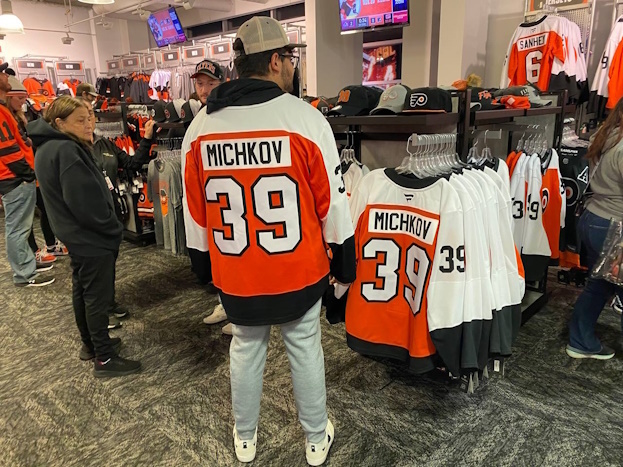 Свитера с фамилией Мичкова очень популярны в Филадельфии.