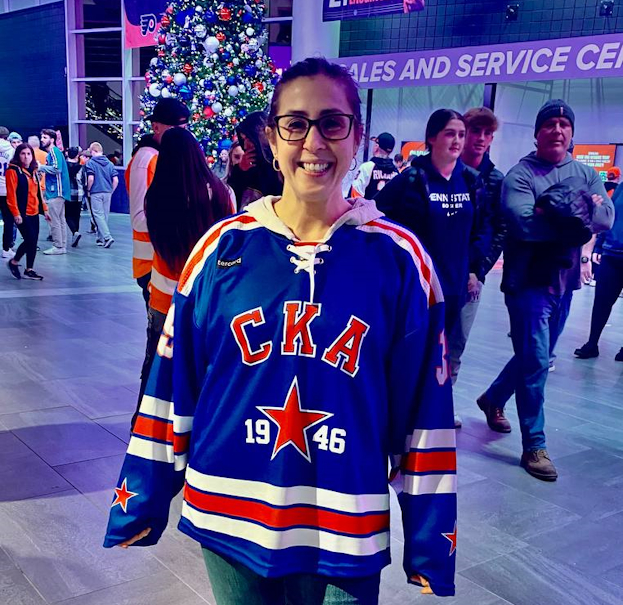 Болельщица в джерси СКА.