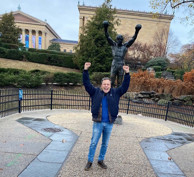 Игорь Рабинер у статуи Рокки Бальбоа.