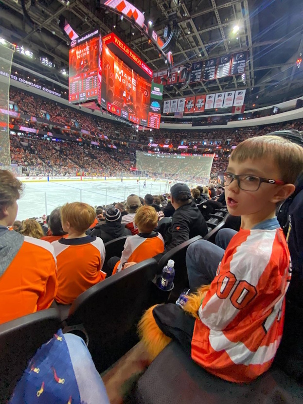 Юный болельщик в «экипировке» маскота «Филадельфии» Гритти.