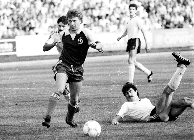 Александр Заваров («Динамо Киев») убегает от Александра Полукарова (слева). Чемпионат СССР. 1988 год. Александр Заваров («Динамо Киев») убегает от Александра Полукарова (слева). Чемпионат СССР. 1988 год.