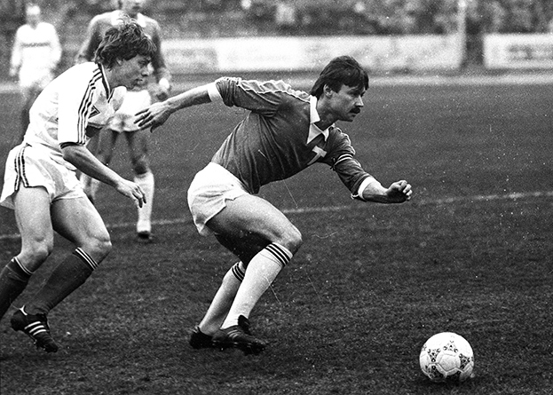 Александр Полукаров и Валерий Шмаров (слева). «Спартак» — «Торпедо» (0:1). 1988 год. Футболисты Александр Полукаров и Валерий Шмаров. 1/4 Кубка СССР по футболу 1987/1988. «Спартак» — «Торпедо» (0:1). 1988 год.