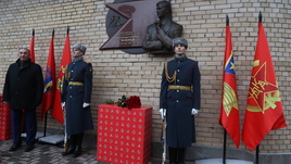 Эпатажный Третьяк, грохот барабанов, звезды ярче, чем на небе. Как открывали памятную доску Виктору Тихонову