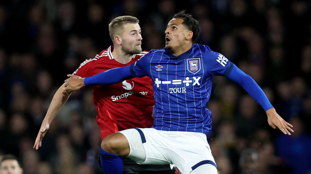 Защитник «МЮ» Маттейс де Лигт и нападающий «Ипсвича» Али Аль-Хамади.