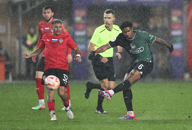 Лукас Вера против Кевин Ленини в матче «Химки» — «Краснодар» (2:2).