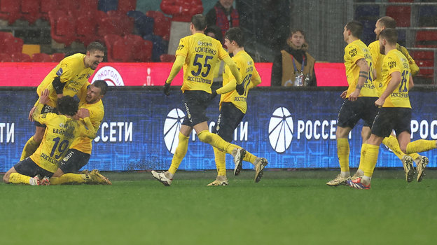 Форвард «Ростова» Егор Голенков (слева) вместе с товарищами по команде празднует дубль в ворота ЦСКА (2:1). Форвард «Ростова» Егор Голенков вместе с товарищами по команде празднует дубль в ворота ЦСКА. ЦСКА — «Ростов» (1:2)