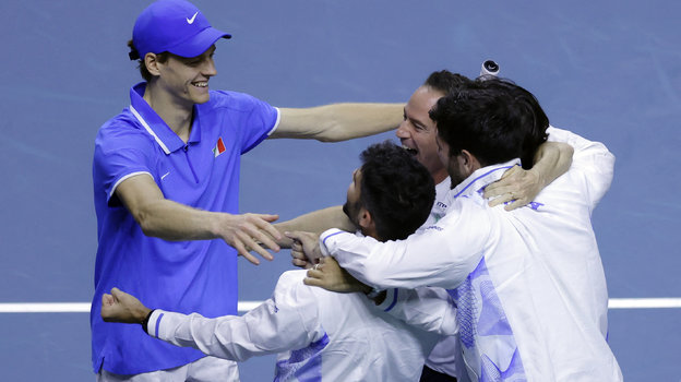 Янник Синнер с товарищами по сборной Италии радуется победе в финале Кубка Дэвиса.