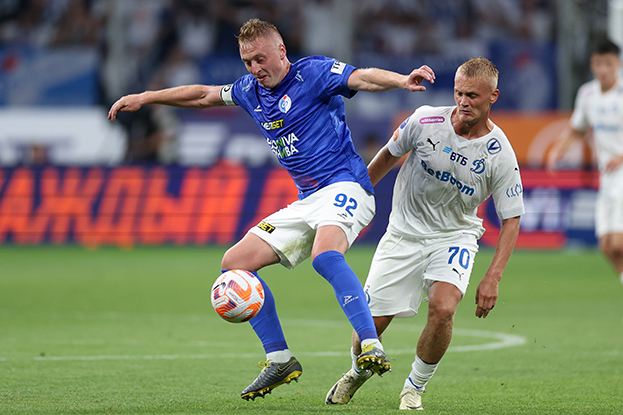 Сергей Брызгалов против Константина Тюкавина в матче «Динамо» — «Факел» (3:1). Футболисты Сергей Брызгалов против Константина Тюкавина в матче «Динамо» — «Факел» (3:1).