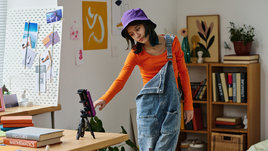 Девушка снимает тикток