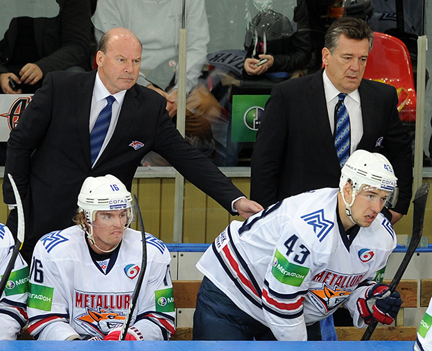 Тренеры Майк Кинэн и Майкл Пелино в матче «Динамо» — «Металлург» (3:1) 6 сентября 2013 года. Экс-тренеры «Металлурга» Майк Кинэн и Майкл Пелино на матче «Динамо» — «Металлург» (3:1).