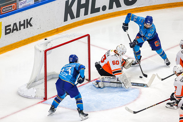 Вратарь «Амура» Виктор Кобозев сыграл на ноль в матче с «Барысом» (3:0). Вратарь «Амура» Виктор Кобозев сыграл на ноль в матче с «Барысом» (3:0).