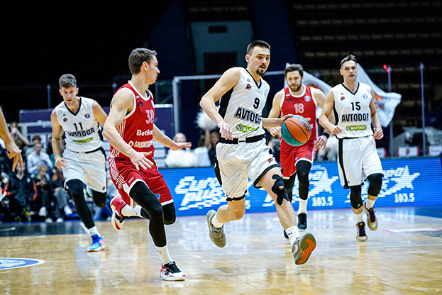 Форвард «Автодора» Александр Петенев (№9) в матче с МБА-МАИ. Форвард БК «Автодор» Александр Петенев (№9) в матче с МБА-МАИ.