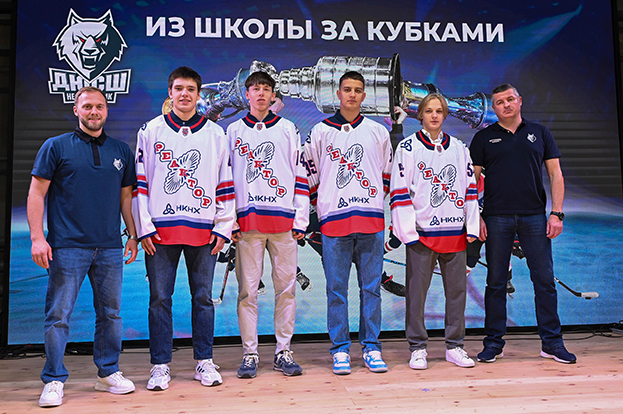 Антон Марчинский (слева) и старший тренер «Реактора» Игорь Федоров с новичками клуба. Антон Марчинский и старший тренер «Реактора» Игорь Федоров поздравляют новобранцев МХК «Реактор».