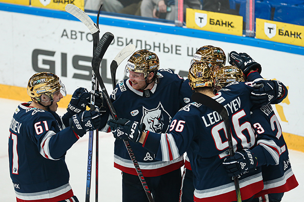 Хоккеисты «Нефтехимика» празднуют гол в матче против «Барыса». Хоккеисты «Нефтехимика» празднуют гол в матче против «Барыса».