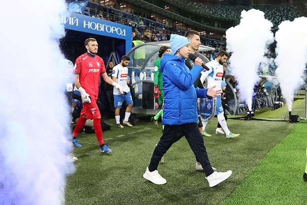 Илья Лазарев исполняет негласный гимн «Пари НН» «Течет река Волга». Илья Лазарев исполняет негласный гимн «Пари НН».