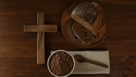 Крест, гречневая каша, ложка и хлеб