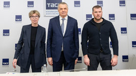 Наталия Камельзон, Александр Медведев и Евгений Гагонин на пресс-конференции, посвященной старту третьего Международного командного теннисного турнира «Трофеи Северной Пальмиры»