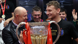 Бывший главный тренер ЦСКА Владимир Федотов и бывший футболист ЦСКА Федор Чалов празднуют победу в Кубке России. 11 июня 2023 года. Москва.