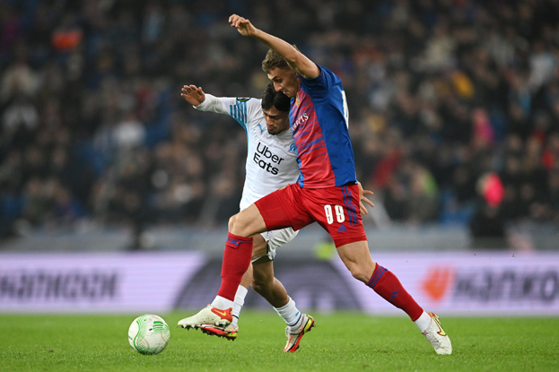 Федор Чалов (справа) и Дженгиз Ундер в матче «Базель» — «Марсель». 17 марта 2022 года. Базель. Футболисты Федор Чалов (справа) и Дженгиз Ундер в матче «Базель» — «Марсель». 17 марта 2022 года. Базель.