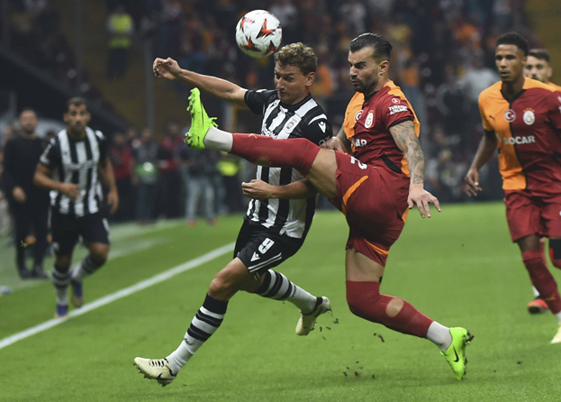 Федор Чалов и Абдюлькерим Бардакджи в матче «Галатарасай» — ПАОК. Футболисты Федор Чалов и Абдюлькерим Бардакджи в матче «Галатарасай» — ПАОК. 25 сентября.