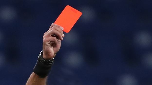 Судья показывает красную карточку.