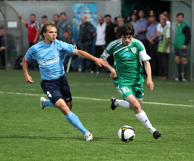 Роман Шишкин и Шамиль Лахиялов в матче «Терек» -«Крылья Советов». Футболист Роман Шишкин в матче «Терек» -«Крылья Советов». 13 июня 2009 года. Грозный.