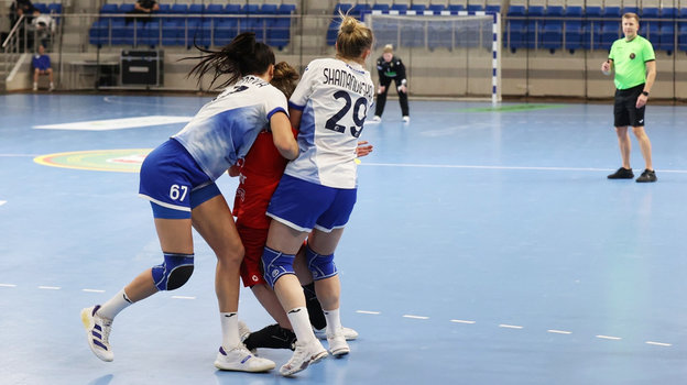 Анастасия Илларионова и Виктория Шамановская в матче Белоруссия — Россия. Гандболистки сборной России Анастасия Илларионова и Виктория Шамановская в матче против Белоруссии. 26 ноября. Минск