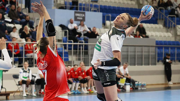 Дарья Дмитриева (слева) против соперницы из сборной Белоруссии. Гандболистка Дарья Дмитриева против соперницы из сборной Белоруссии. 27 ноября 2024 года.