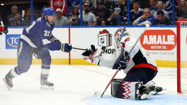 Невероятный матч «Вашингтона» без Овечкина: вратарь забил сам себе, но команда все равно победила