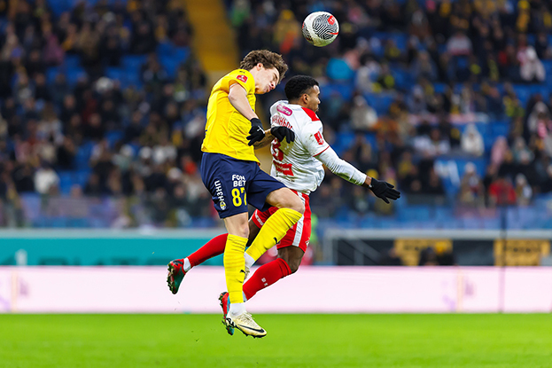 Андрей Лангович против Маркиньоса в матче «Ростов» — «Спартак» (2:1). Андрей Лангович против Маркиньоса в матче «Ростов» — «Спартак» (2:1)