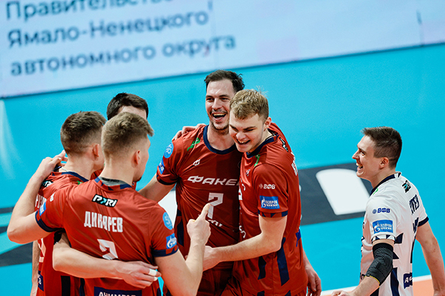 Доигровщик «Факела» Василий Капранов (второй справа) с товарищами по команде празднуют победу в матче против «Зенита Казань» (3:1). Доигровщик «Факела» Василий Капранов (второй справа) с товарищами по команде празднуют победу в матче против «Зенита Казань» (3:1).