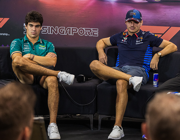 Макс Ферстаппен (справа) и Лэнс Стролл. Автогонщики Лэнс Стролл и Макс Ферстаппен в 2020 году