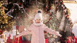 Девочка напротив елки