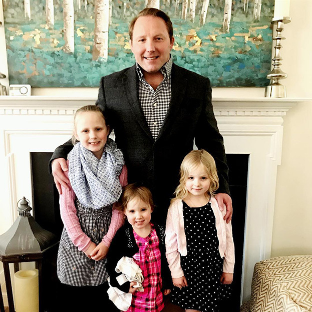 Брэндон Слэй с дочерьми. Брэндон Слэй с дочерьми.