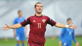 Футболист Александр Кержаков празднует гол в матче Россия — Азербайджан — 4:0 на «Арене Химки» в Химках 3 сентября 2014 года