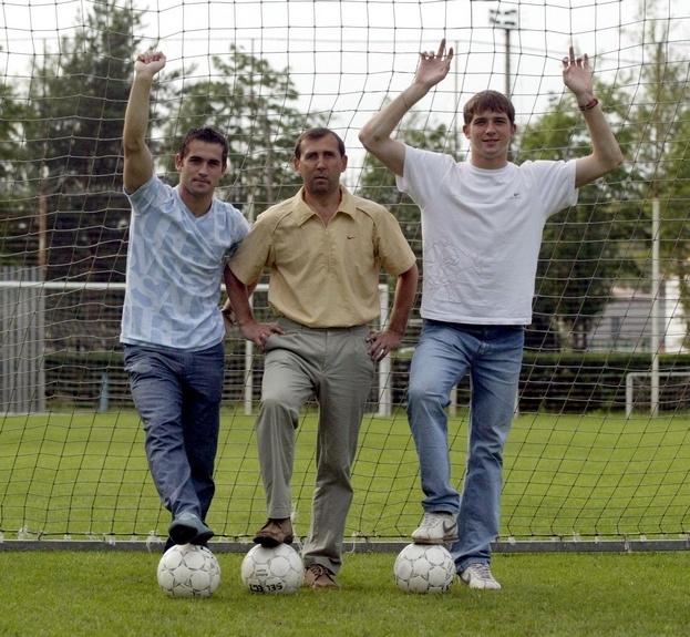 Александр, Анатолий и Михаил Кержаковы в 2005 году. Футболисты Александр Кержаков и Михаил Кержаков с отцом Анатолием Кержаковым в 2005 году