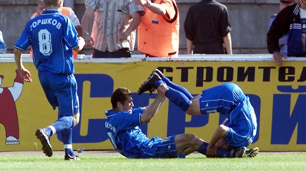 Александр Кержаков и Андрей Аршавин празднуют гол в матче «Зенит» — «Спартак» (2:1) 30 июня 2001 года в Санкт-Петербурге. Футболисты Александр Кержаков и Андрей Аршавин празднуют гол в матче «Зенит» — «Спартак» (2:1) 30 июня 2001 года в Санкт-Петербурге