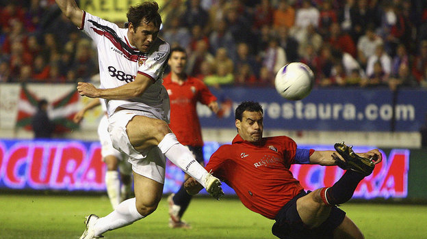 Александр Кержаков в матче за «Севилью» в апреле 2007 года. Российский футболист Александр Кержаков в матче за «Севилью» в апреле 2007 года