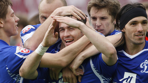 Александр Кержаков вместе с партнерами празднует гол в матче «Динамо» с «Москвой» в апреле 2008 года. Футболист Александр Кержаков празднует гол в матче «Динамо» с «Москвой» 19 апреля 2008 года