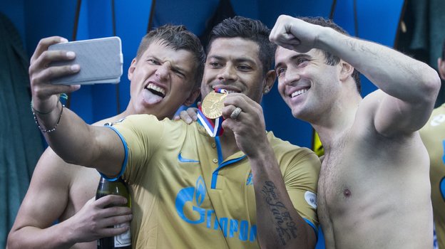 Александр Кержаков празднует чемпионство «Зенита» в сезоне-2014/15 с Халком и Андреем Аршавиным. Футболист Александр Кержаков празднует чемпионство «Зенита» в сезоне-2014/15 с партнерами по команде Халком и Андреем Аршавиным 30 мая 2015 года