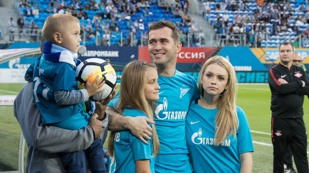 Александр Кержаков с женой Миланой и детьми на церемонии «Зенита» в свою честь после завершения карьеры в августе 2017 года. Футболист Александр Кержаков с женой Миланой Тюльпановой и детьми на церемонии «Зенита» в свою честь после завершения карьеры в Санкт-Петербурге 6 августа 2017 года
