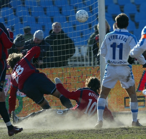 Гол Александра Кержакова в матче ЦСКА — «Зенит» (3:3) 3 апреля 2004 года в Москве. Гол футболиста Александра Кержакова в матче ЦСКА — «Зенит» (3:3) 3 апреля 2004 года в Москве