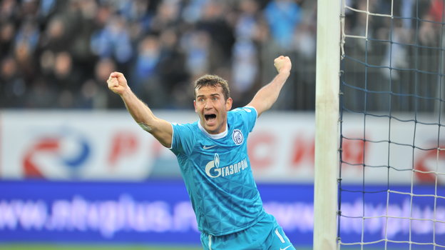 Александр Кержаков празднует гол в матче «Зенита» в апреле 2012 года. Футболист «Зенита» Александр Кержаков празднует гол в матче в апреле 2012 года