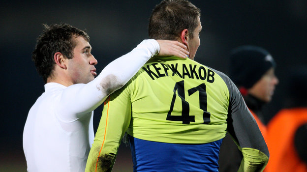 Футболисты «Зенита» и «Волги» Александр и Михаил Кержаковы в 2012 году. Футболист «Зенита» Александр Кержаков и футболист «Волги» Михаил Кержаков после матча в 2012 году.