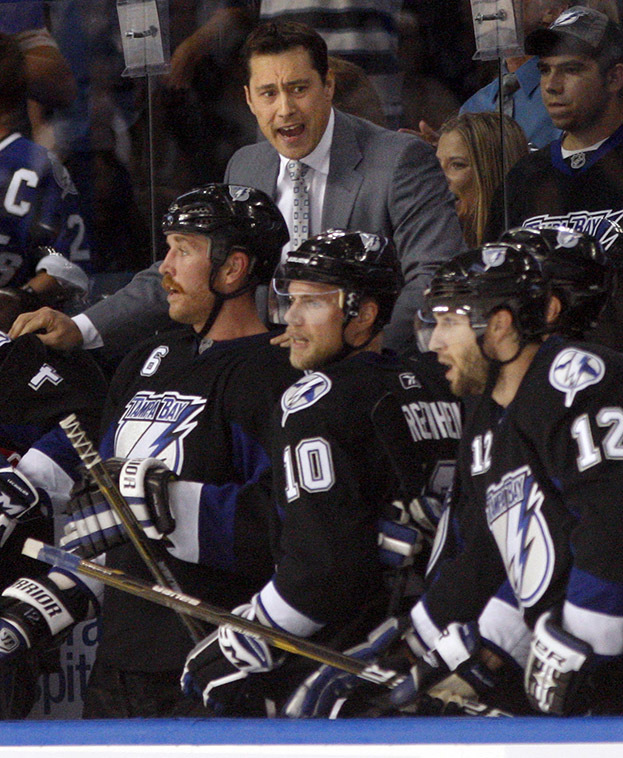 Главный тренер «Тампы» Ги Буше на скамейке команды. 2011 год. Главный тренер «Тампы» Ги Буше на скамейке команды в матче против «Питтсбурга». 2011 год