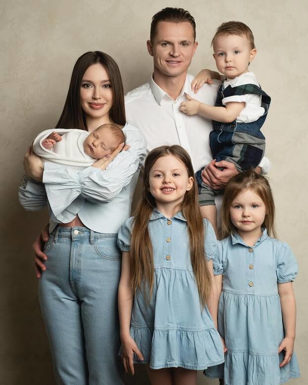 Дмитрий Тарасов и Анастасия Костенко с детьми.