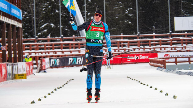 Кирилл Бажин финиширует в одиночной смешанной эстафете на этапе Кубка России в Ханты-Мансийске. Биатлонист Кирилл Бажин